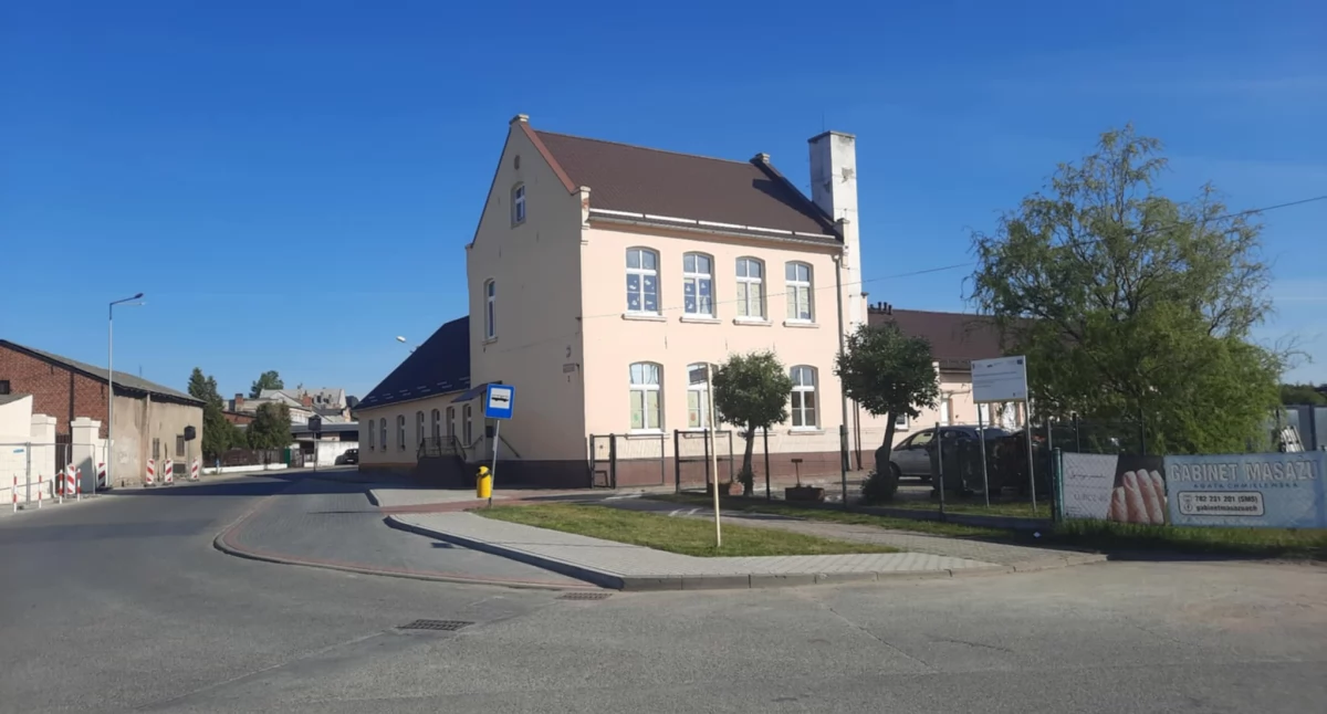 Przy przedszkolu w Rogowie sypią się mandaty. Rodzice narzekają na brak parkingu