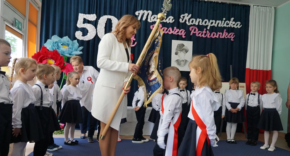 Pół wieku PM 1 w Żninie z Marią Konopnicką. Teraz mają ją też na sztandarze (film + fotogaleria)