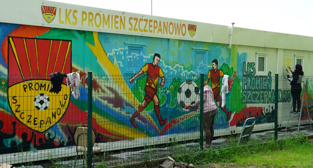 Barcińscy artyści malują mural na obiekcie klubowym Promienia Szczepanowo (zdjęcia)