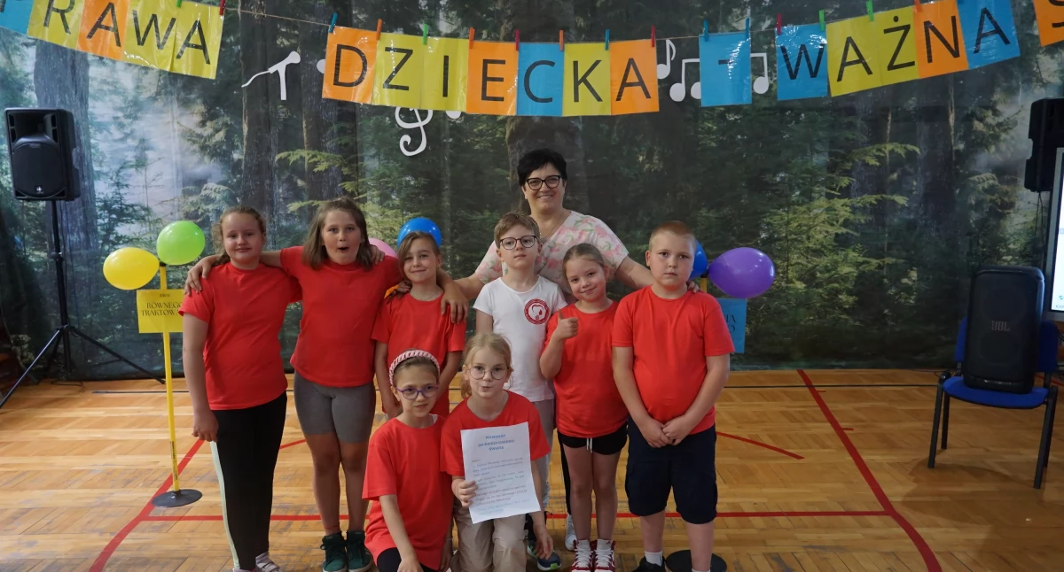 Uczniowie SP 1 w Żninie i ich goście z SP w Piechcinie promowali prawa dziecka (fotogaleria)