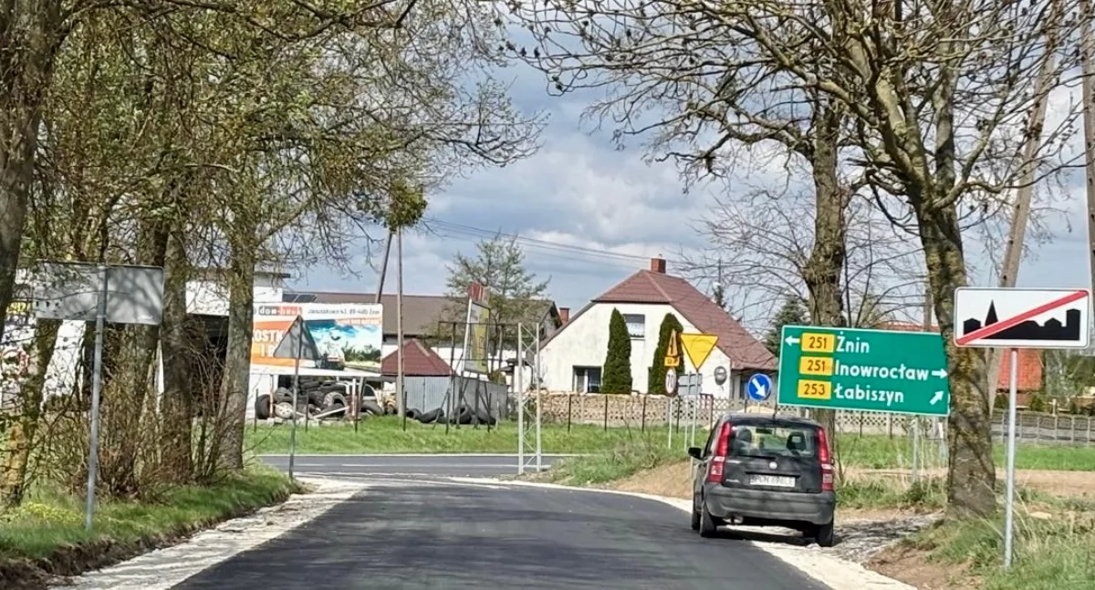 Przystanki, ścieżka rowerowa i nowe drogowe nawierzchnie. Znińskie starostwo modernizuje drogową infrastrukturę w łabiszyńskiej gminie