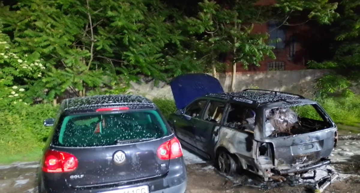 Nocą spłonął passat na parkingu koło żnińskiej fary. Właściciel przypuszcza, że to podpalenie