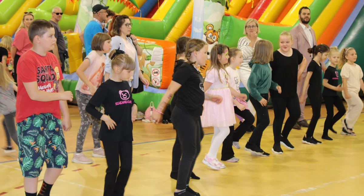 Pogoda pokrzyżowała plany, ale i tak się udało! Gminny Dzień Dziecka odbył się na sali sportowej w Kcyni 