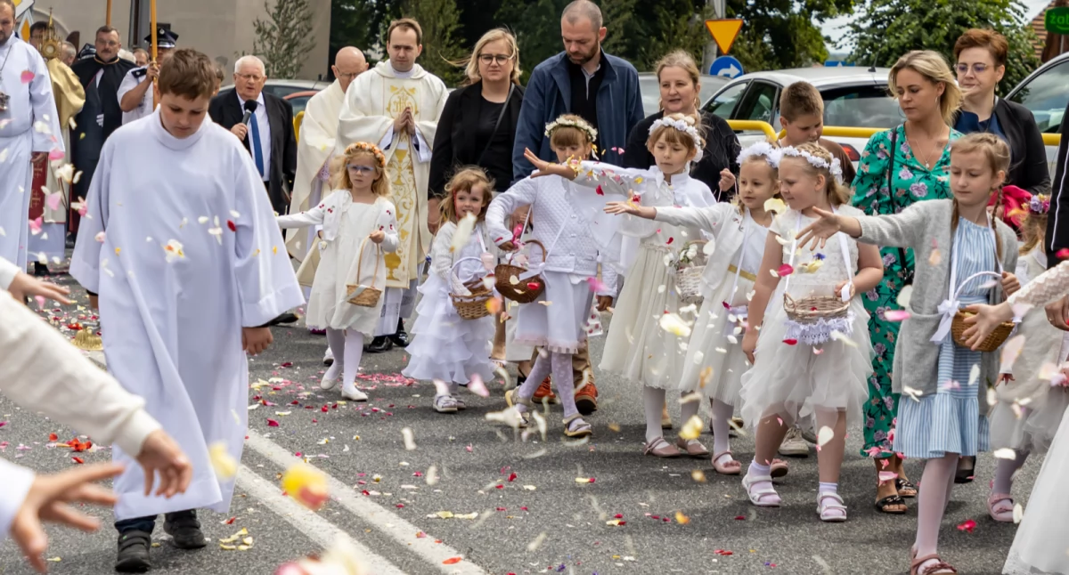 Procesja Bożego Ciała przeszła ulicami Kcyni, tradycyjnie z fary do klasztoru (fotogaleria)