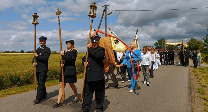 Boże Ciało w Jadownikach. Tradycyjna procesja wiejskimi drogami (fotogaleria)