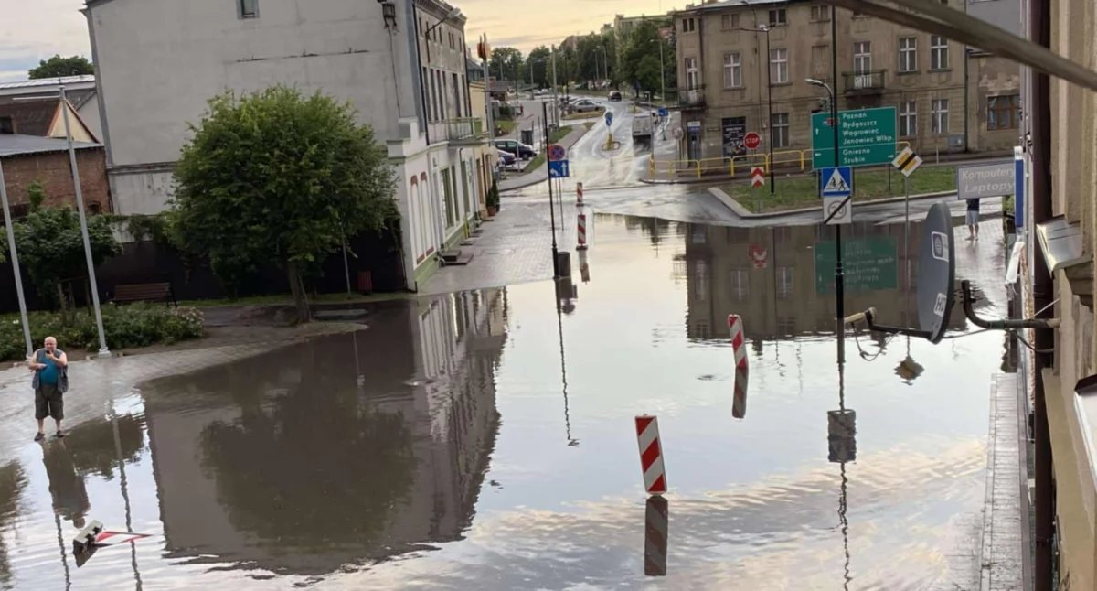 Ulica Kościuszki w Żninie zalana po burzy 