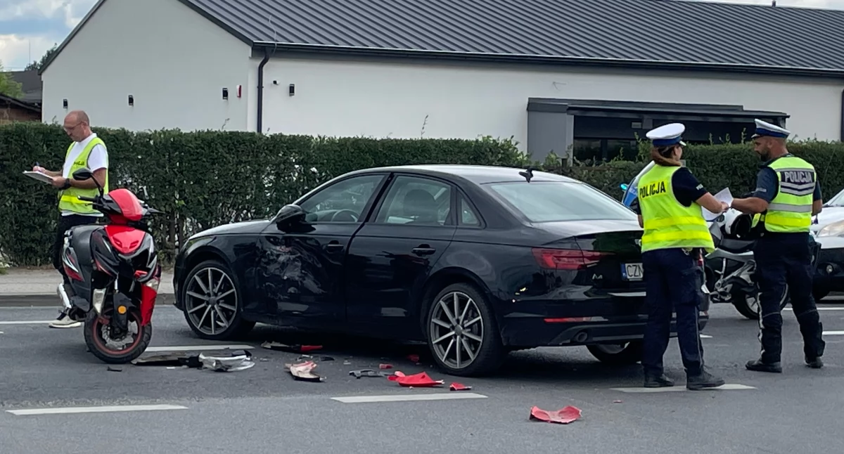 Motor zderzył się z samochodem przed Biedronką w Żninie (aktualizacja)