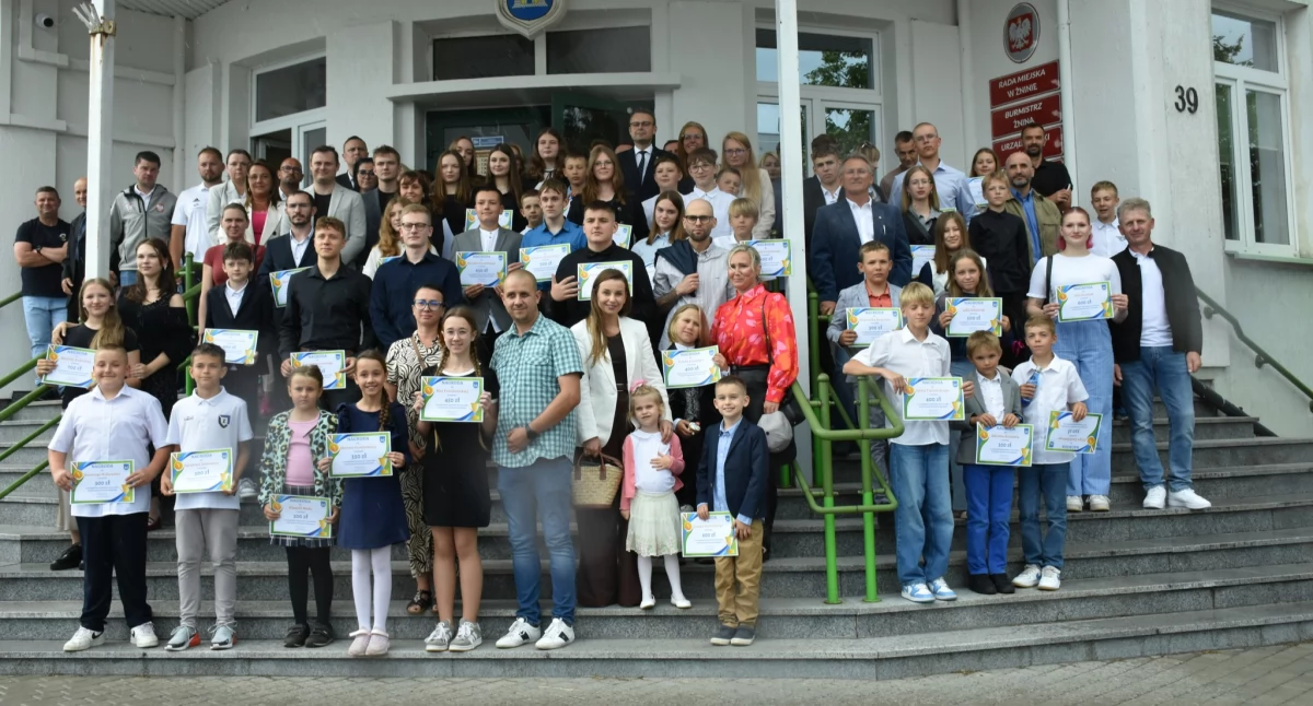 Najlepsi uczniowie i sportowcy ze stypendiami oraz nagrodami burmistrza Żnina