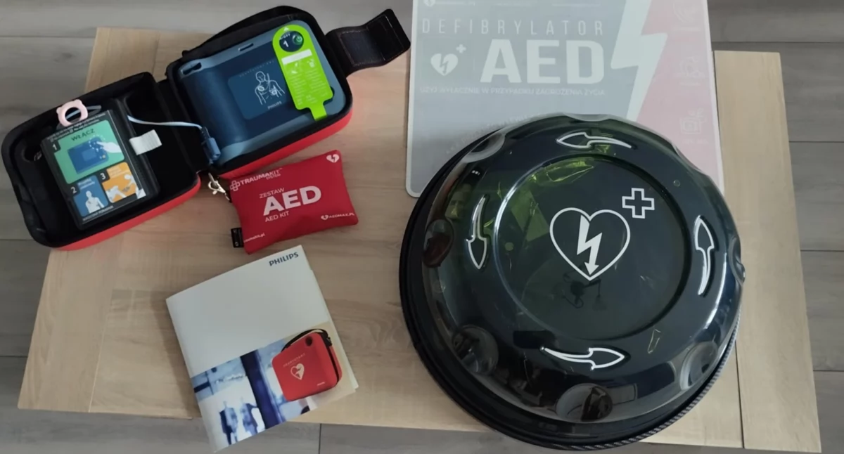 Piąta kapsuła z AED w Górkach Zagajnych. Trwa realizacja projektu Kropki życia AED