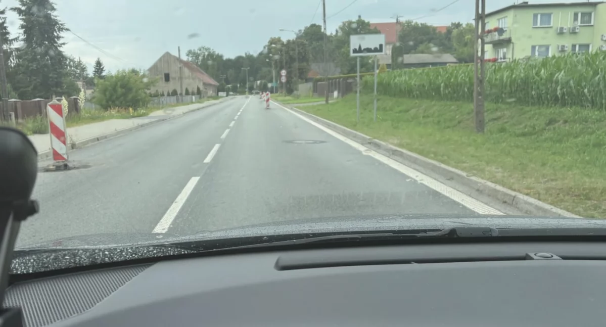 W Łabiszynie regulują studzienki rok po modernizacji drogi