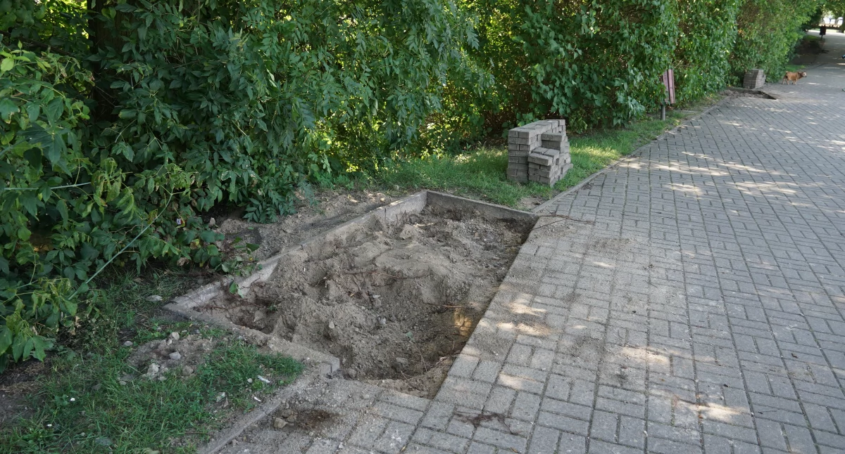 Wandalizm w Żninie. Zniszczone ławki, szlaban, znaki (zdjęcia)