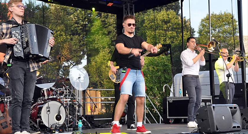 Słoneczne dźwięki - koncert zespołu Mitra na szubińskim rynku