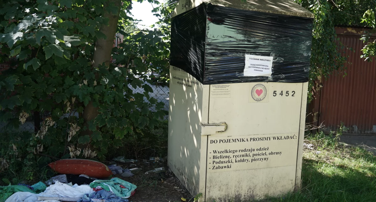 Już nie wrzucisz odzieży do kontenerów dla potrzebujących 