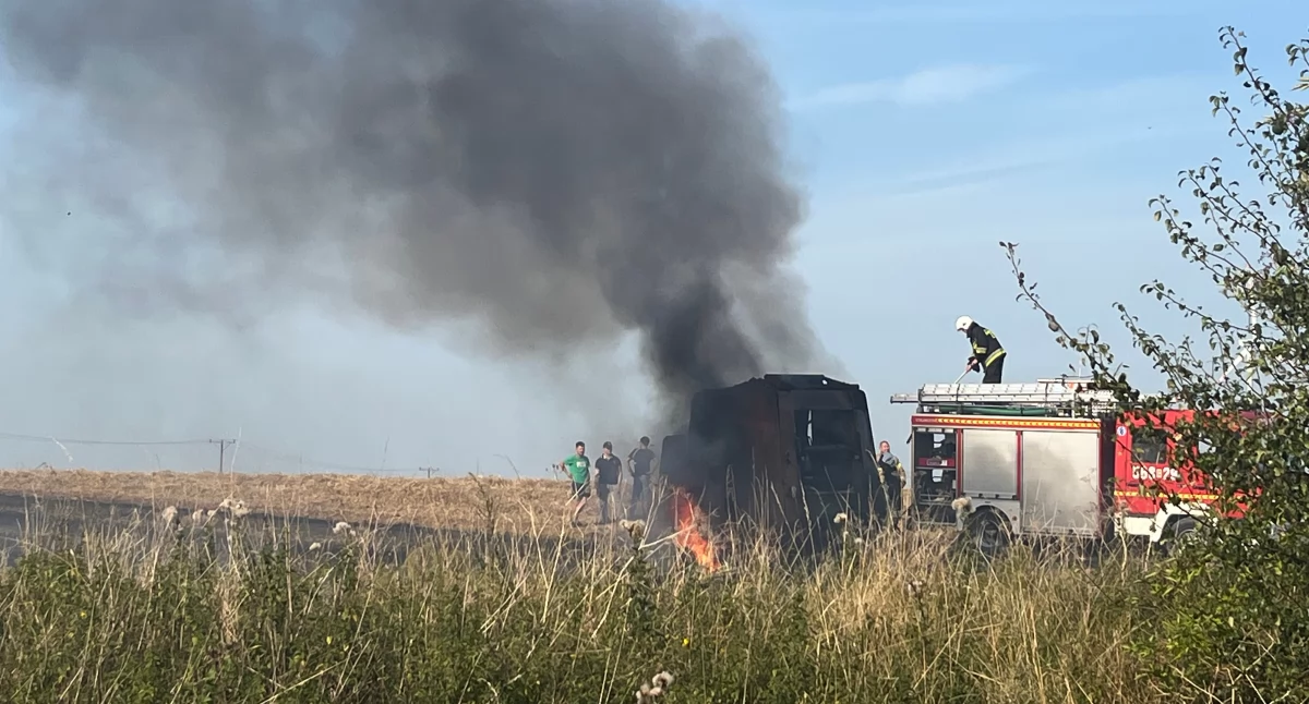 Spłonęła prasa, płoną baloty na polu w Bożejewiczkach (zdjęcia)
