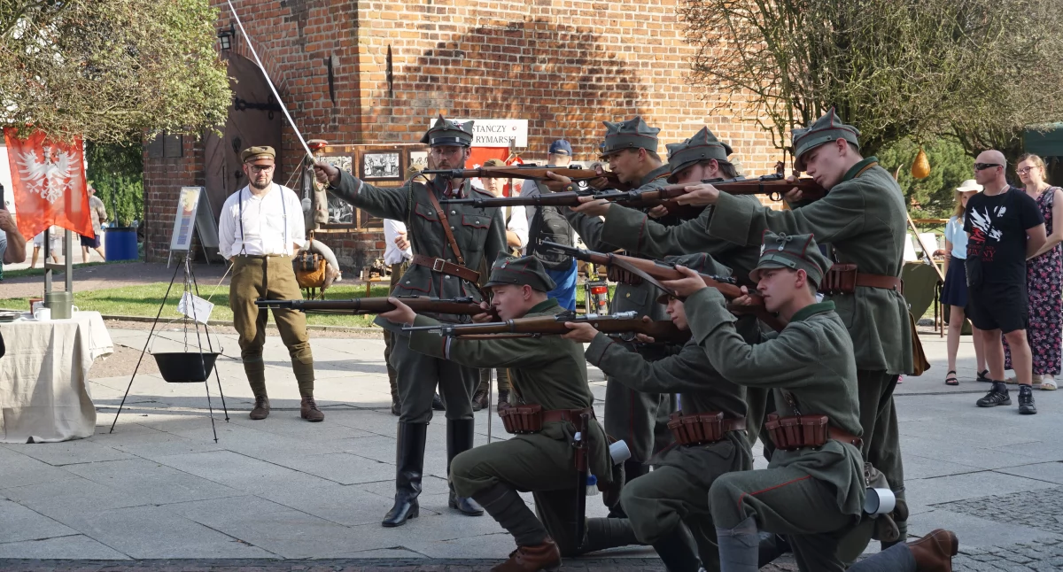 Święto wojska: historia i współczesność na żnińskim rynku (zdjęcia i film)