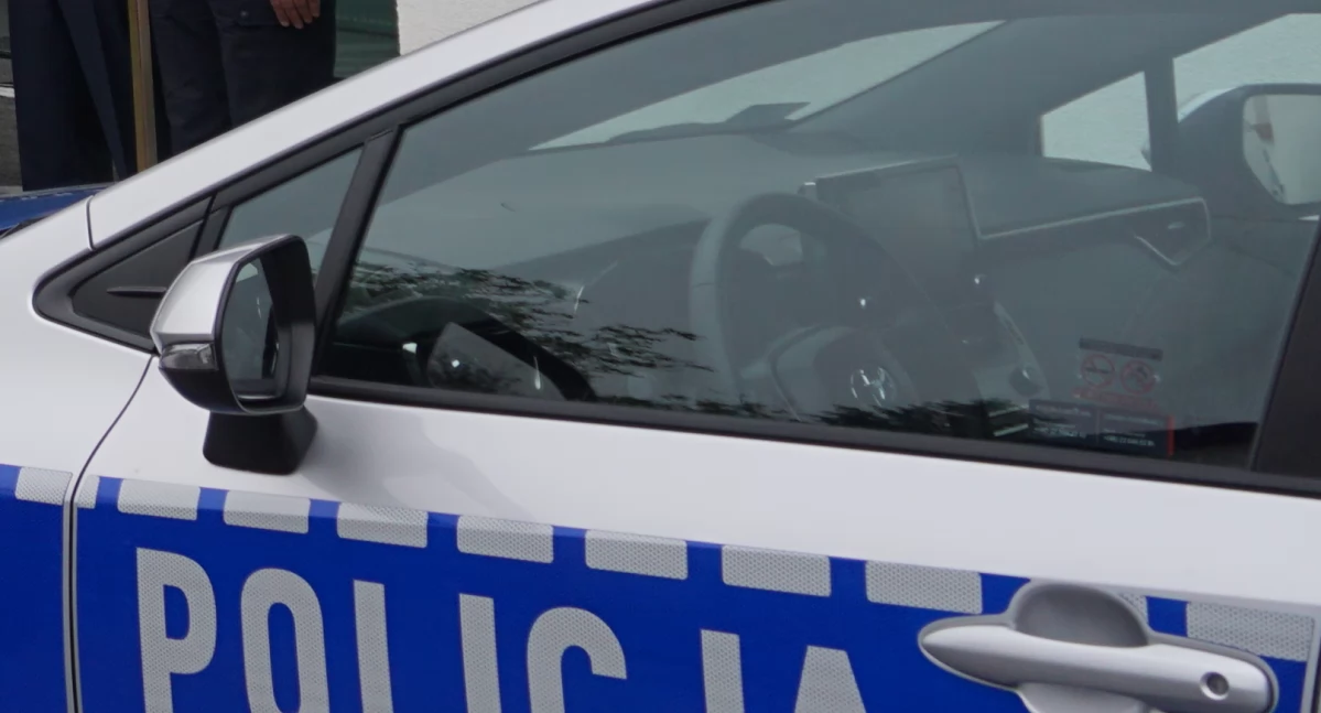 Pijany uderzył w znak drogowy. po czym... zasnął za kierownicą; ile lat może spędzić za to w więzieniu? 