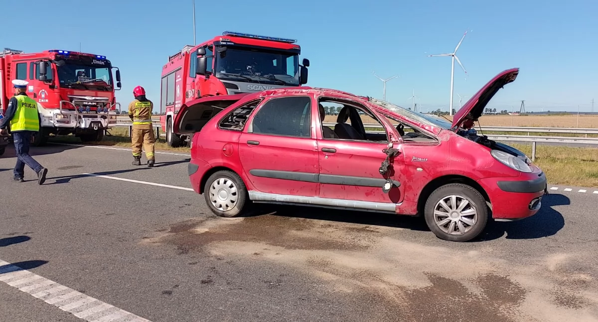 Dachowanie na drodze ekspresowej S5 pod Żninem. Droga w kierunku Bydgoszczy zablokowana
