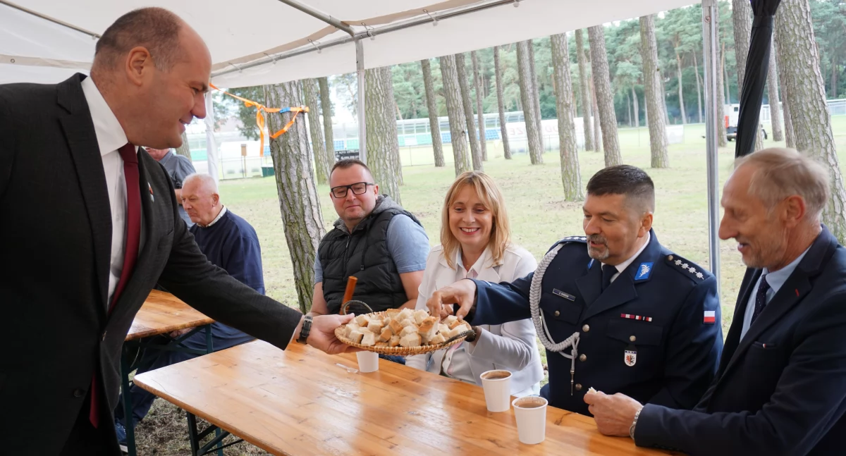 Dożynki gminy Janowiec Wlkp; w obchodach uczestniczyło 10 sołectw 