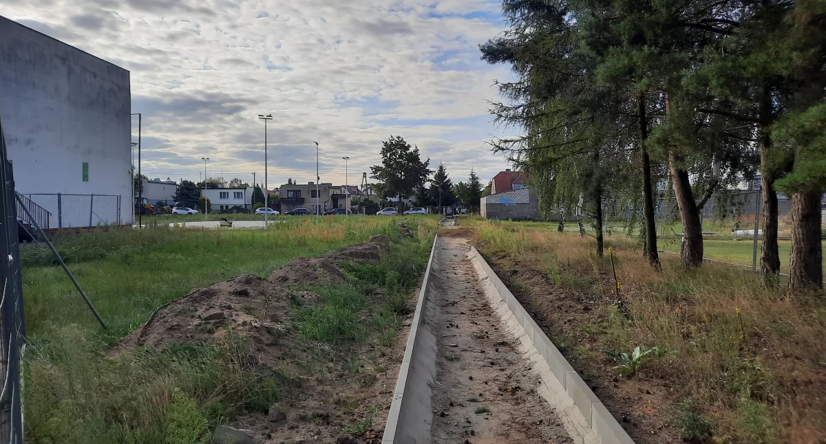 Przestój na budowie otwartego terenu rekreacji przy ZSN w Janowcu