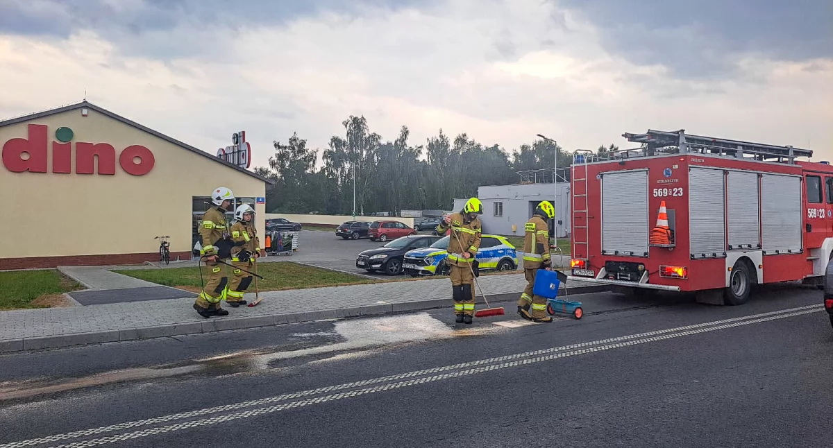 Plama ropy na szosie w Barcinie-Wsi