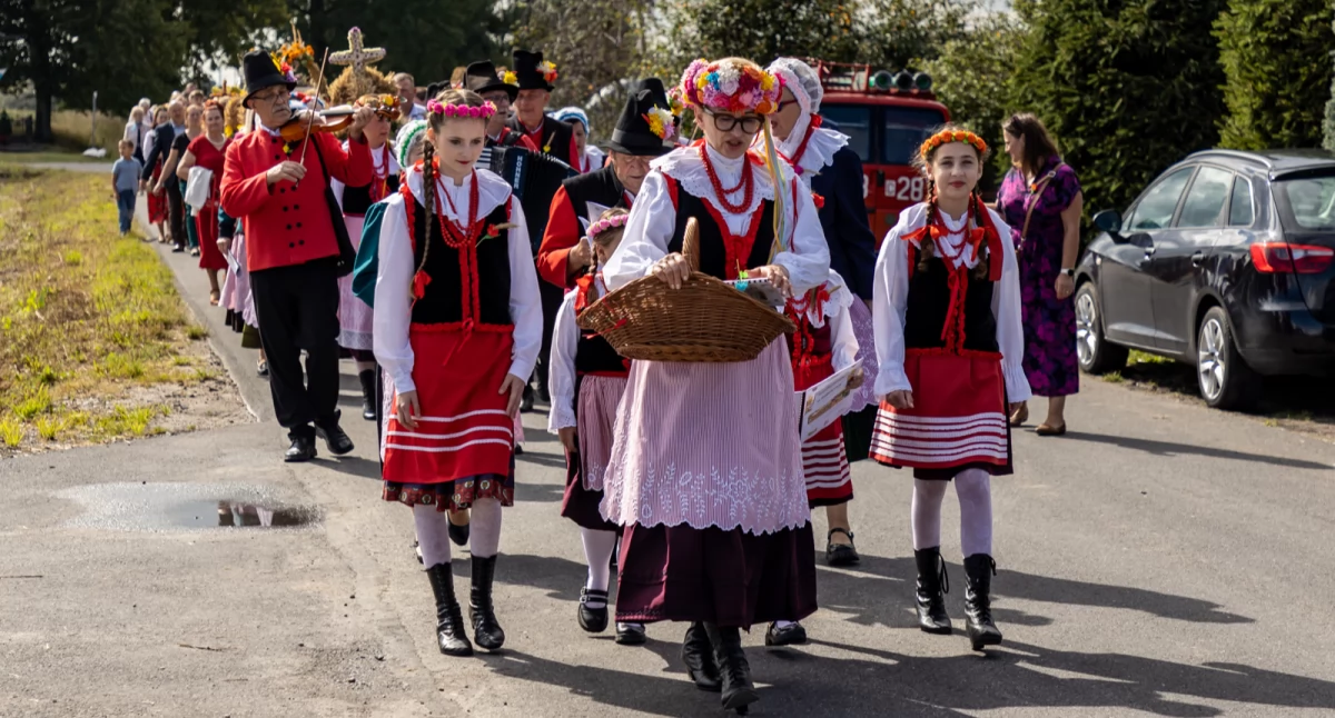 Dożynki gminne w Rozpętku, podziękowania za 35-lecie pracy sołtys Zefiryny Dorsz 