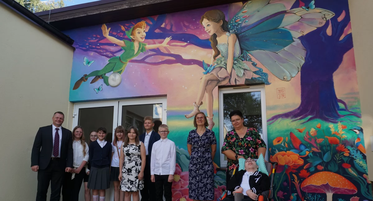 Bajkowy mural powitał uczniów Szkoły Podstawowej w Żernikach (fotogaleria)