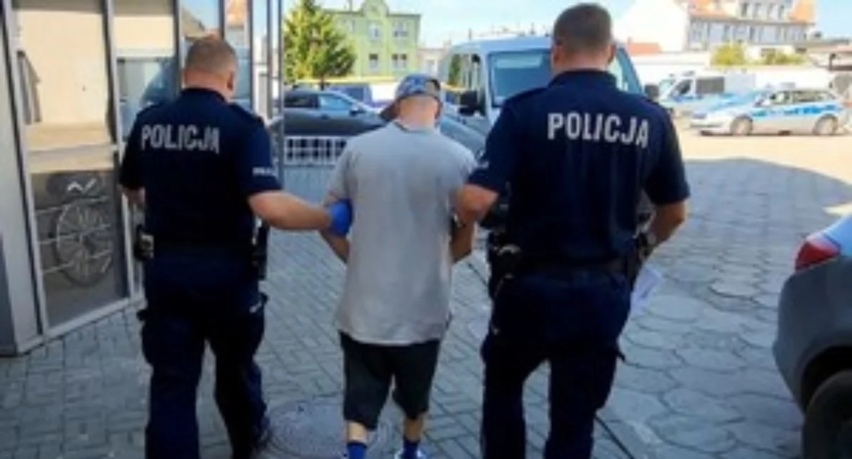 Za elektronarzędzia miał odpowiadać z wolnej stopy, ale kradł nadal, więc trafił do aresztu. Nakradł na kwotę 14.000 zł (film)