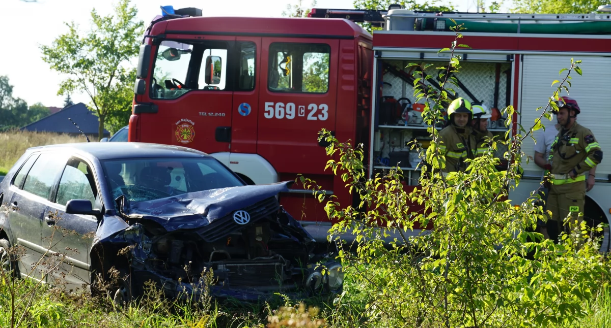 Przy wjeździe do Barcina z Mogilna osobówka zderzyła się z ciężarówkami (zdjęcia)