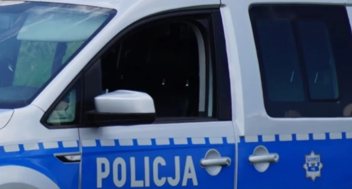 Nissan micra uderzył w barierkę energochłonną, szosa S5 w kierunku Bydgoszczy zablokowana
