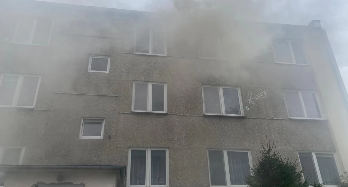 Zapaliło się łóżko w sypialni mieszkania w bloku w Nowym Dąbiu