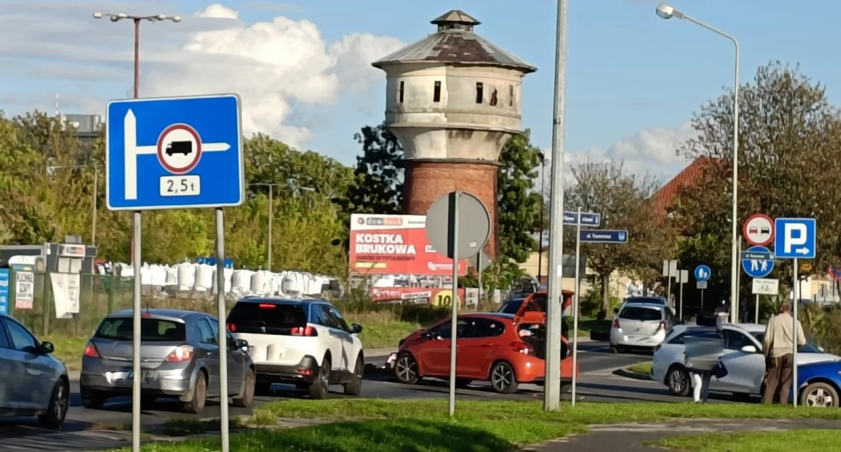Zderzenie samochodów na skrzyżowaniu ul. Towarowej z ul. Dworcową w Żninie