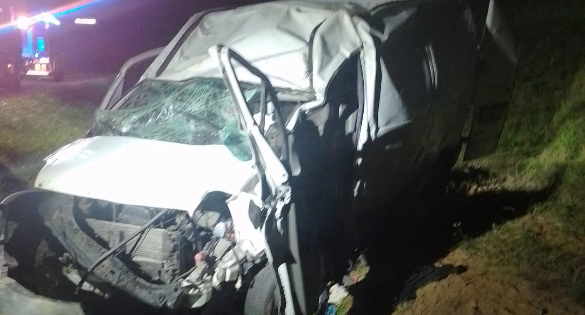 Renault master wypadł z trasy S5 w Rogowie i dachował