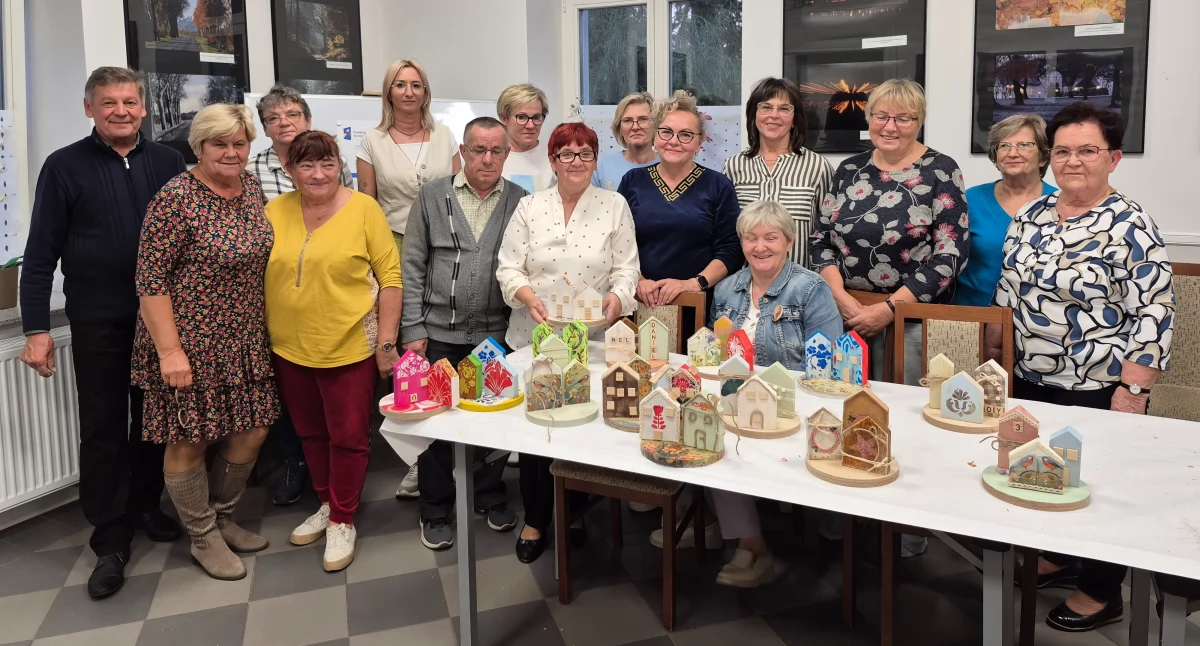 Kolejne zajęcia kreatywne w ramach projektu Aktywni seniorzy w gminie Kcynia. Powstały drewniane kamieniczki