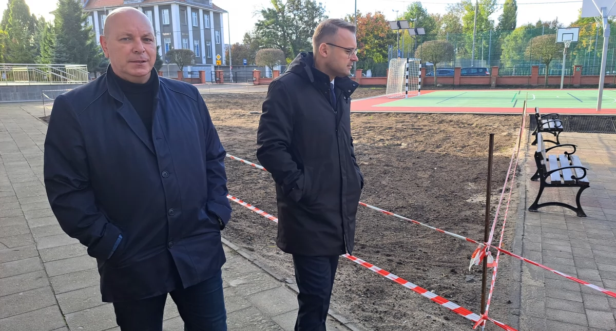 Schody do jedynki gotowe, ale termin ukończenia boiska znów wydłużono