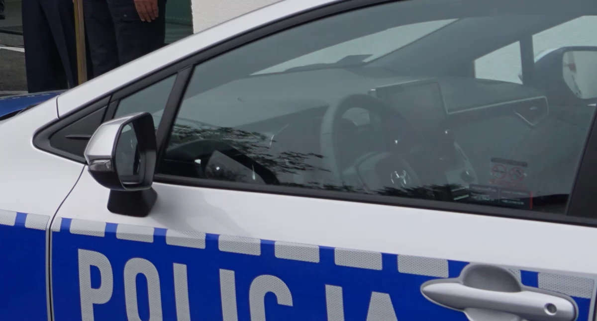 Jeden leżał na drodze obok swojego motoroweru, drugi kierował wężykiem