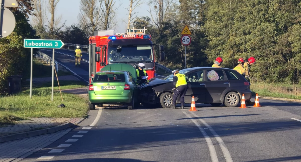 Wypadek na skrzyżowaniu w Pturku. Poszkodowana 14-latka została zabrana do szpitala. Jest objazd przez Lubostroń