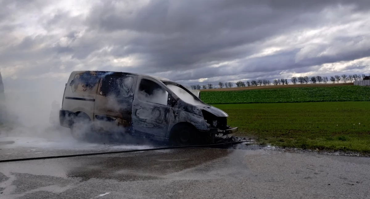W pobliżu stacji paliw w Żernikach spłonął fiat scudo