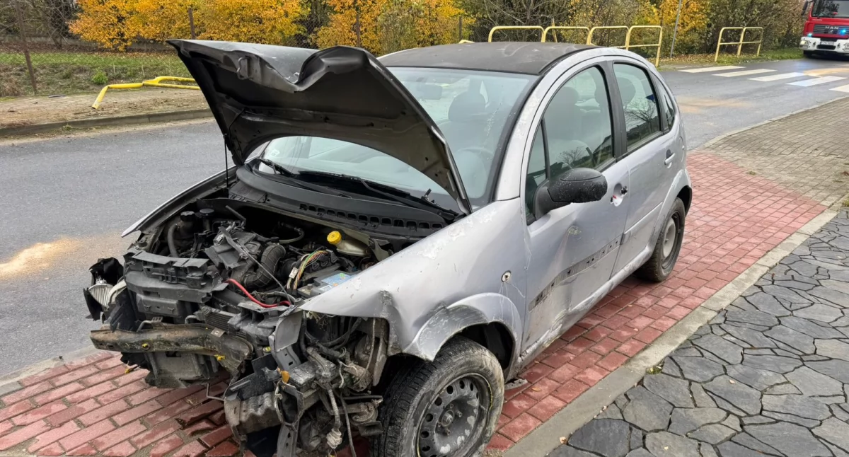 Citroen zjechał z drogi w Wolicach i staranował barierkę przy przejściu dla pieszych. W samochodzie jechało 3 mężczyzn (zdjęcia)