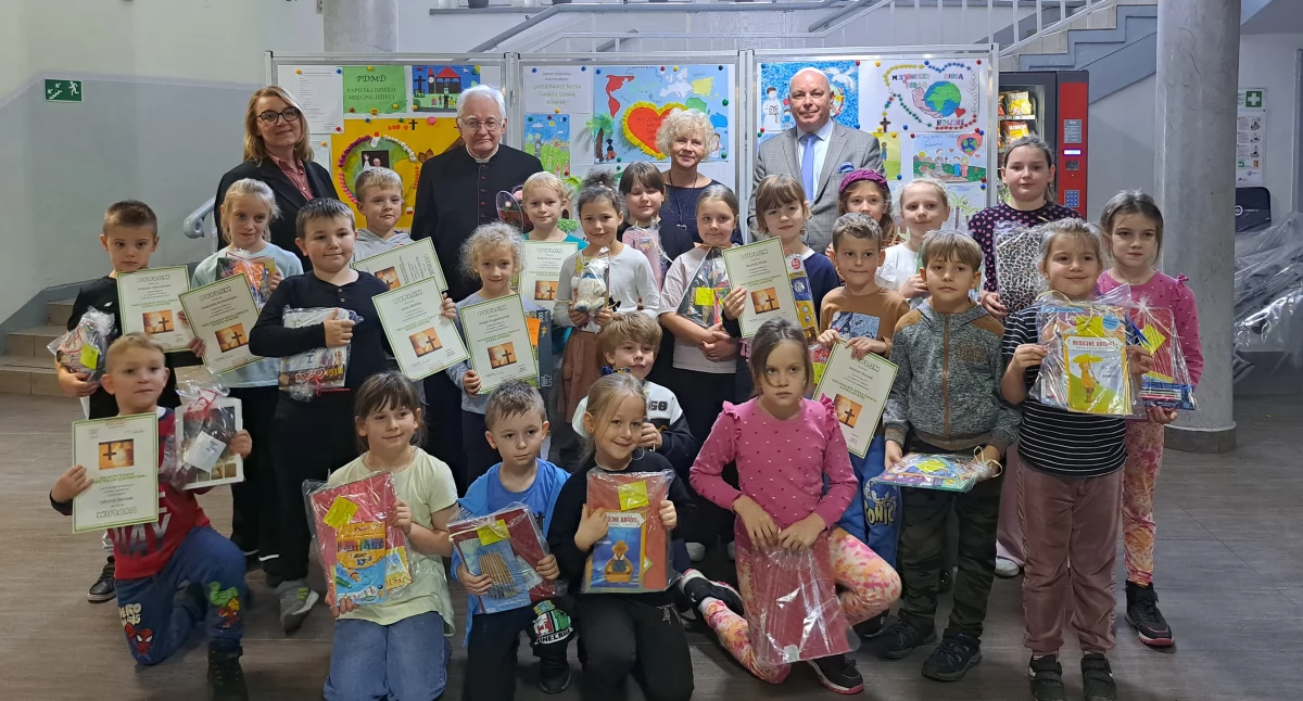 Uczniowie żnińskiej jedynki doceniają posługę misjonarską (fotogaleria)