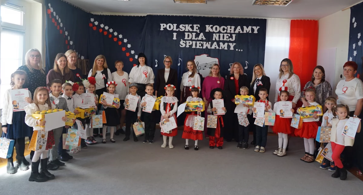 Przedszkolaki z gminy Żnin śpiewały w konkursie piosenek patriotycznych (film i fotogaleria)
