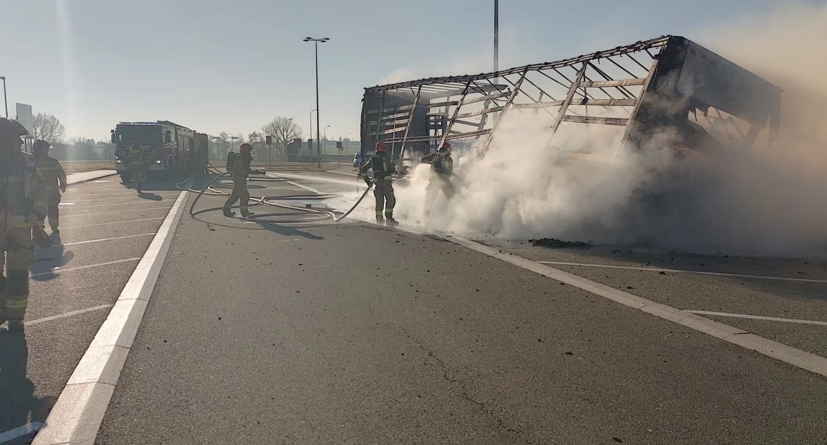 Wyciągają ciężarówkę - trasa S5 w stronę Poznania nieprzejezdna. Na MOP Żnin Wschód znów pojawił się ogień w spalonej naczepie