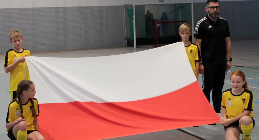 Dzieci grając w hokeja halowego świętowały 11 Listopada.