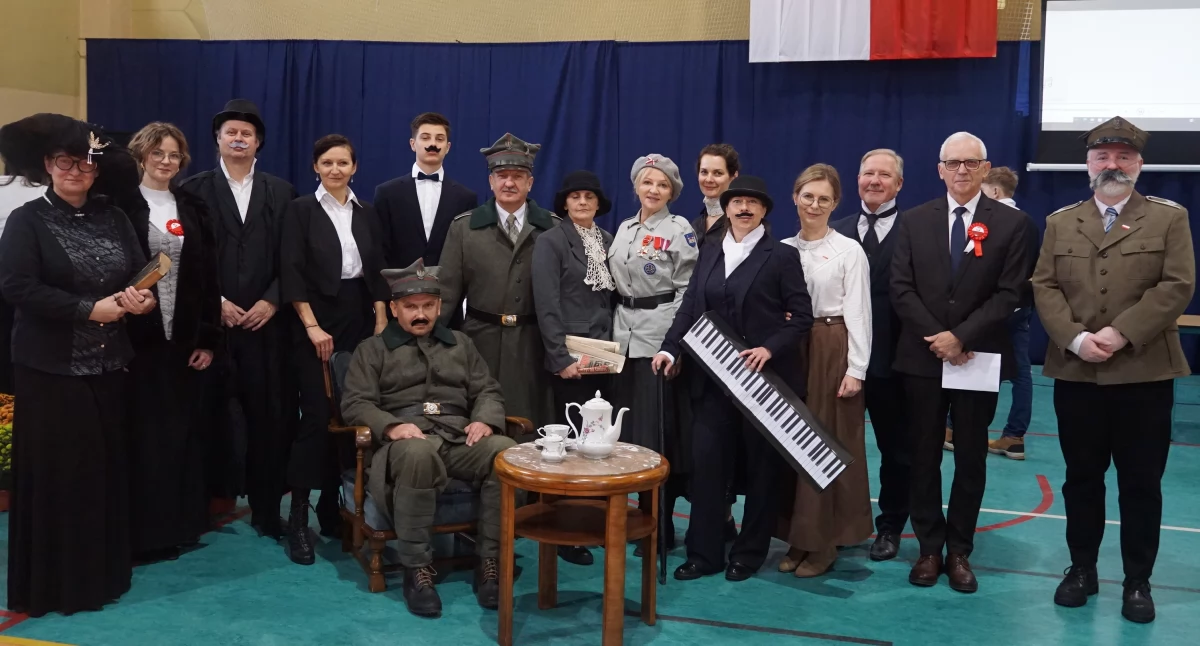 Gala ojców i matek niepodległości w żnińskiej piątce. Zobacz, kto wcielił się w słynne postaci!
