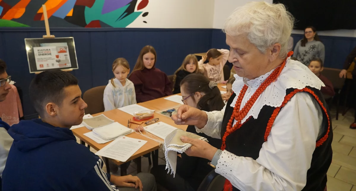Haft pałucki z Krystyną Ługiewicz w ŻDK