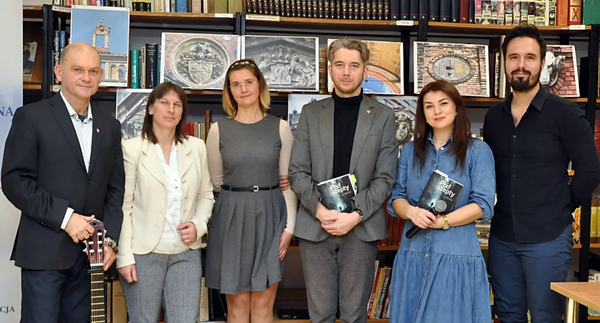 Zaduszki pełne poezji w szubińskiej bibliotece