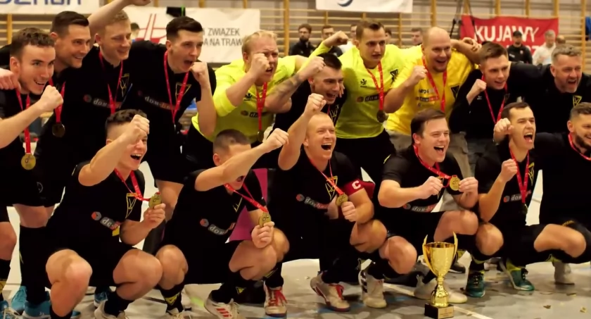 Hokeiści rozpoczynają rywalizację w hali