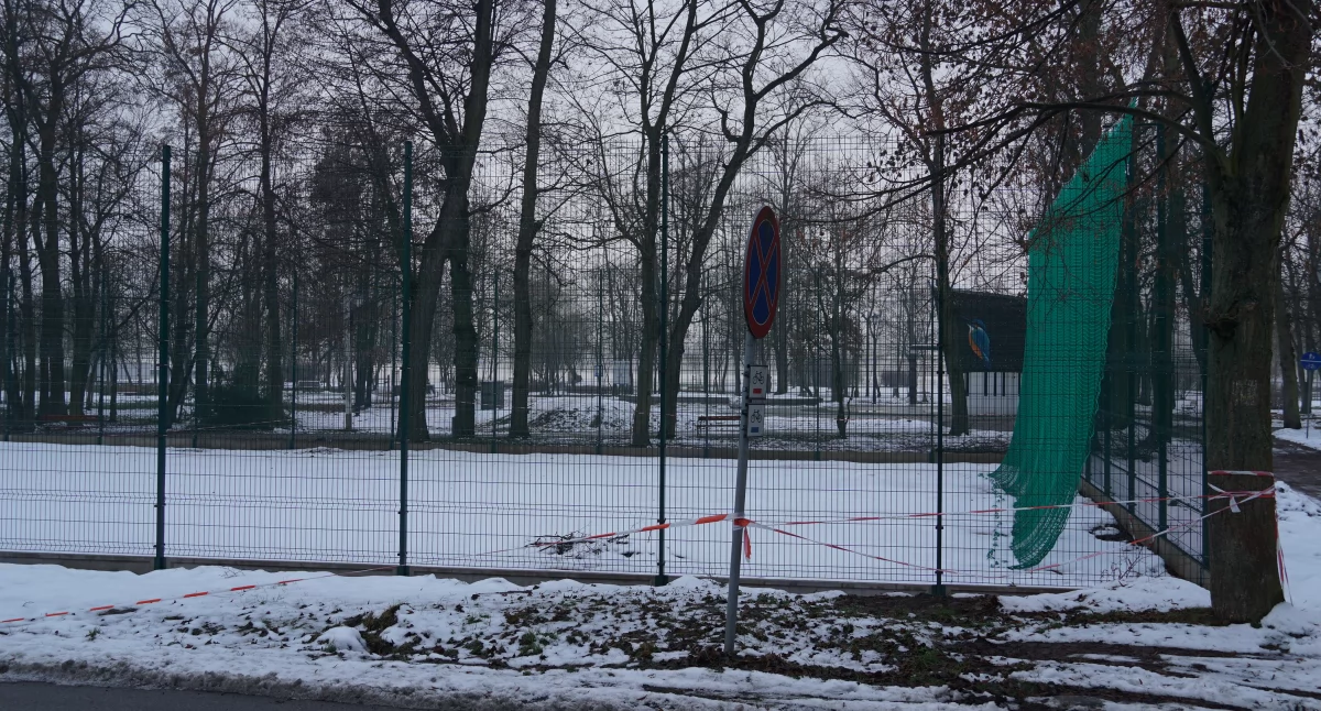Ogrodzenie żnińskiego kortu z piłkochwytami. Są też nowe hangary na kajaki i rowery wodne