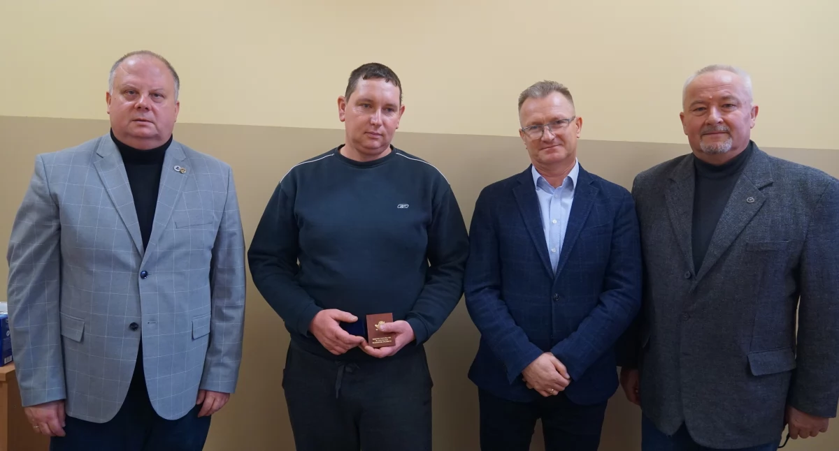 Złota odznaka z wieńcami dla Tomasza Słomowicza, brązowa dla Dawida Krawczyka; jakie są skutki uznania jeziora w Smerzynie za wodę stojącą? (film)