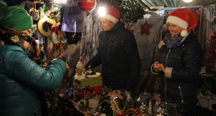 Jarmark Bożonarodzeniow w Gąsawie - tłumy na zakupach, a na koniec podhalańska atmosfera 