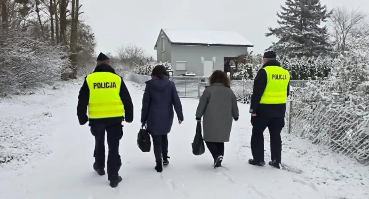 Barcińscy policjanci i Opieka Społeczna sprawdzali miejsca, w których mogą przebywać bezdomni